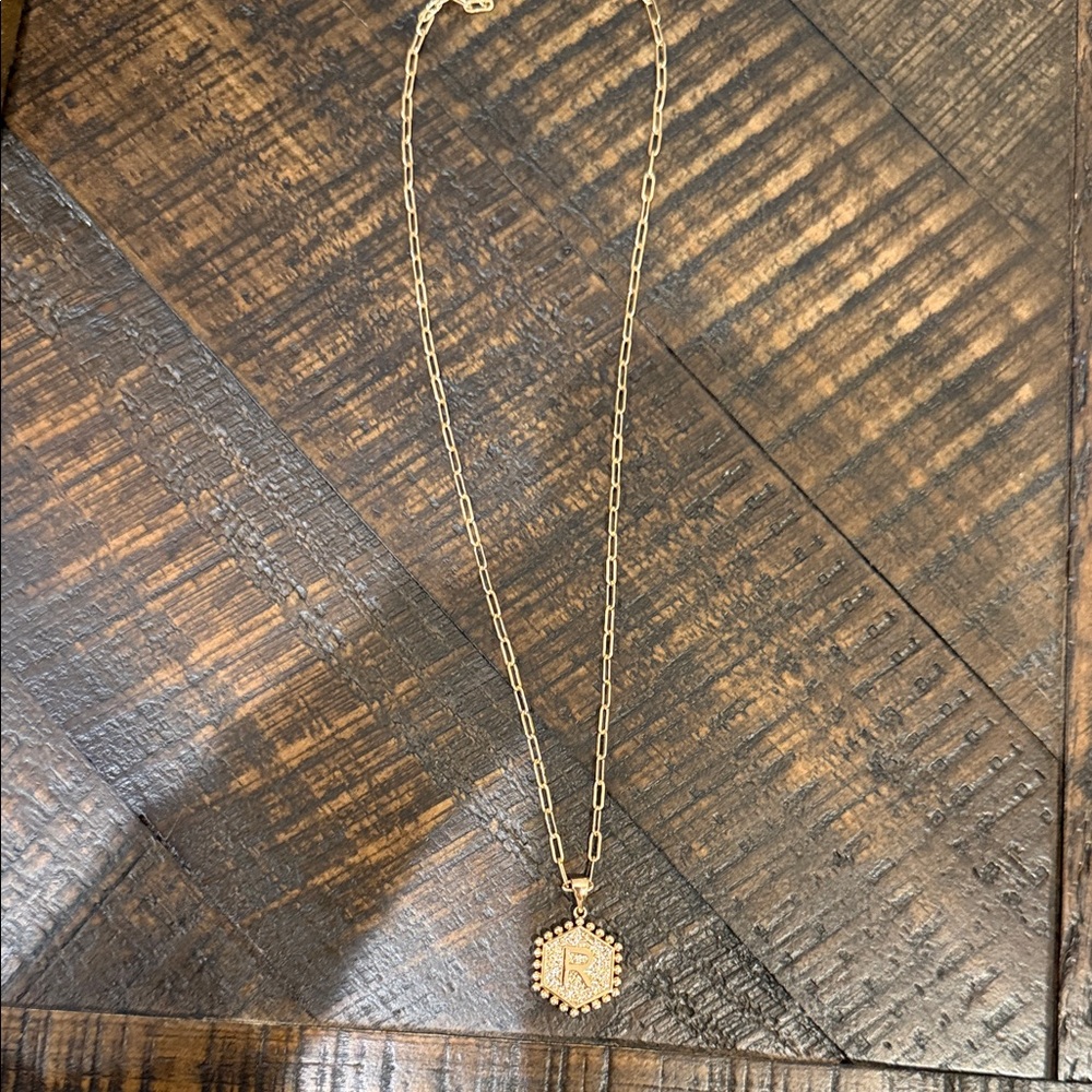 Elegant Gold Pendant Necklace
